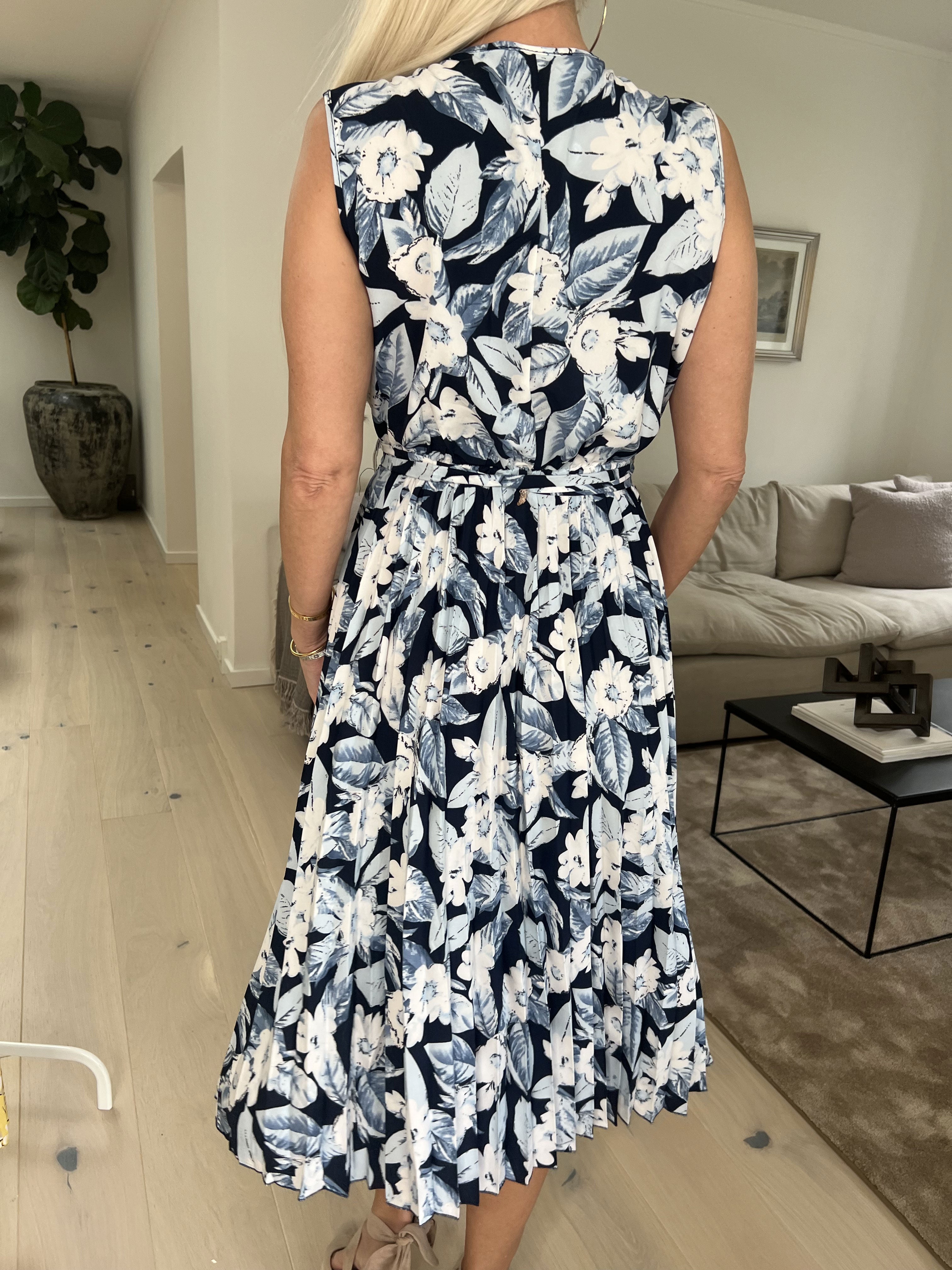 Amelie - Blomstret kjole med plissering